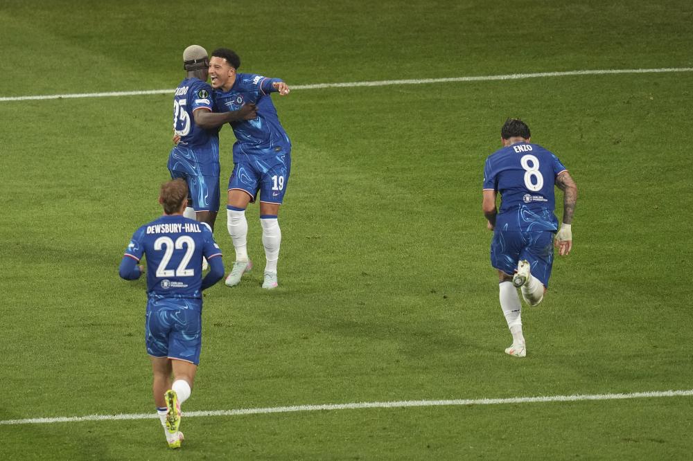 记者：切尔西在努力引进罗克，曼联也在关注他的情况